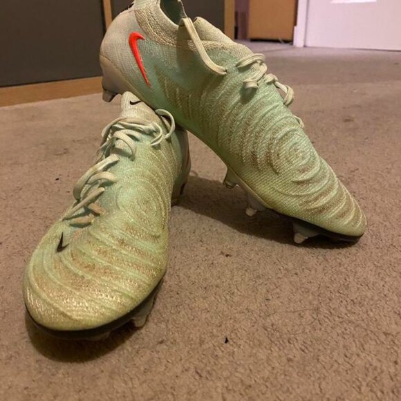Nike  Green and Multi Other-footwear - Picture 1 of 1